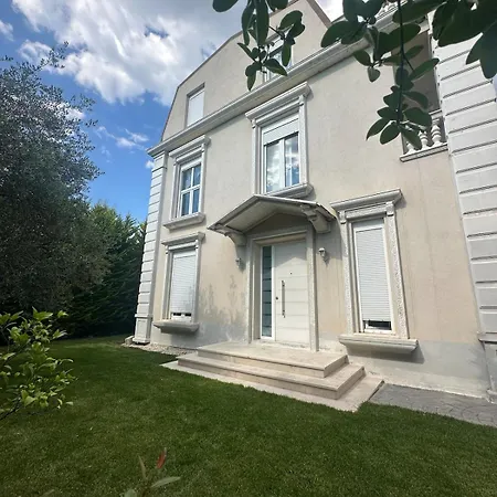 White House Vila